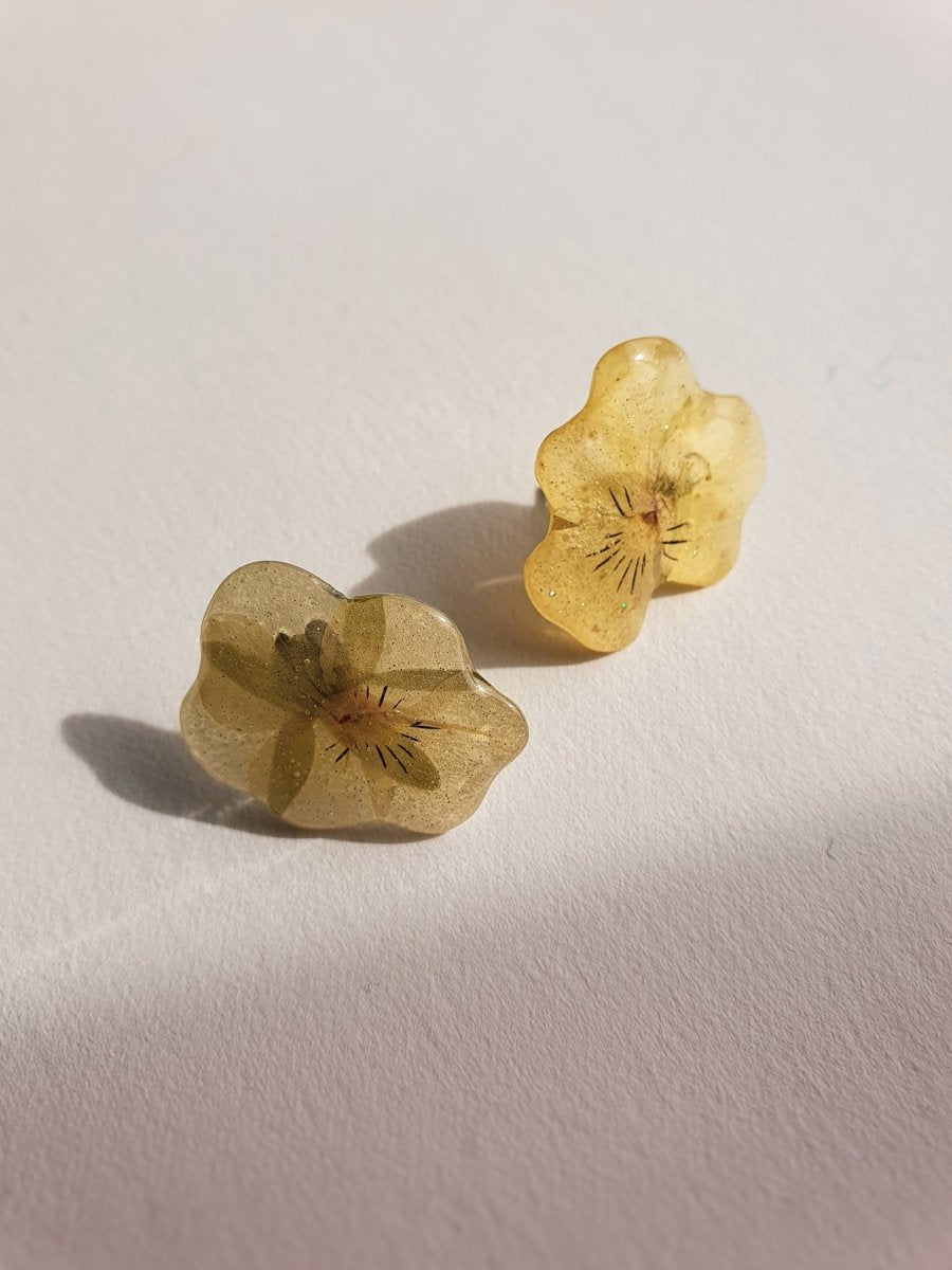 SMØRGULE FIOLER øredobber, ekte stemorsblomst, ørestift med lås - Øredobber KNASK