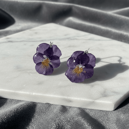 SOLBÆR - FIOLER øredobber, 3D - tørket stemorsblomst, sølv ørekroker - Øredobber KNASK