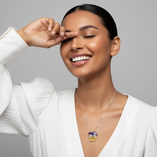 VILLA FIOL smykke - ekte tørket stemorsblomst, sølvkjede - Smykke KNASK