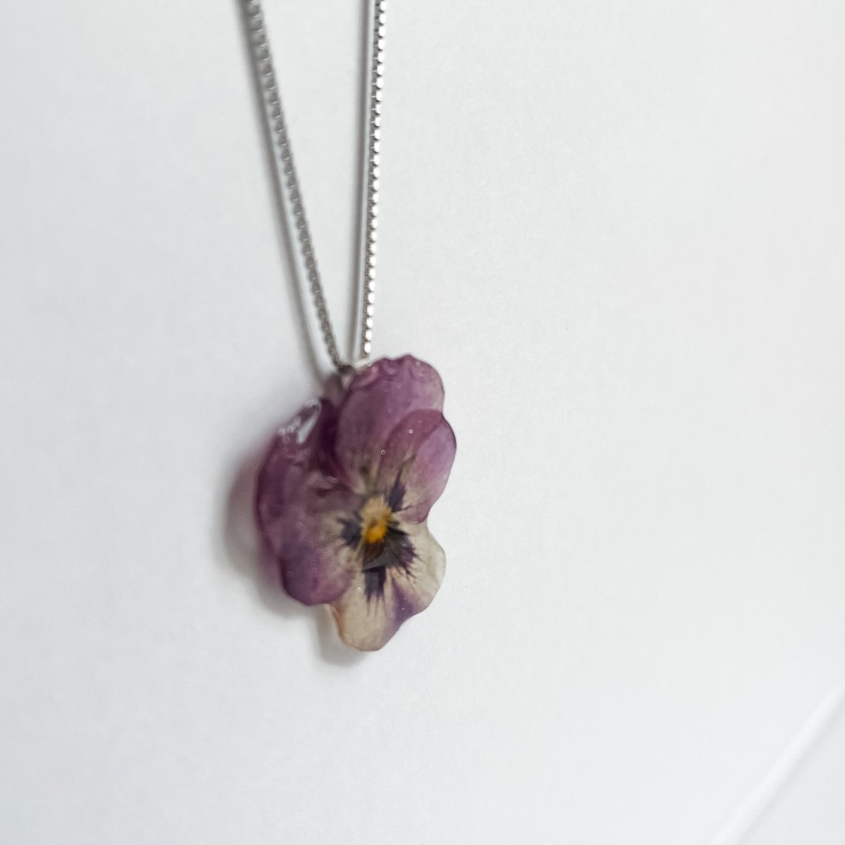 VIOLETTA blomstersmykke, ekte stemorsblomst Viola tricolor, 925 sølv ørekroker - Smykke KNASK