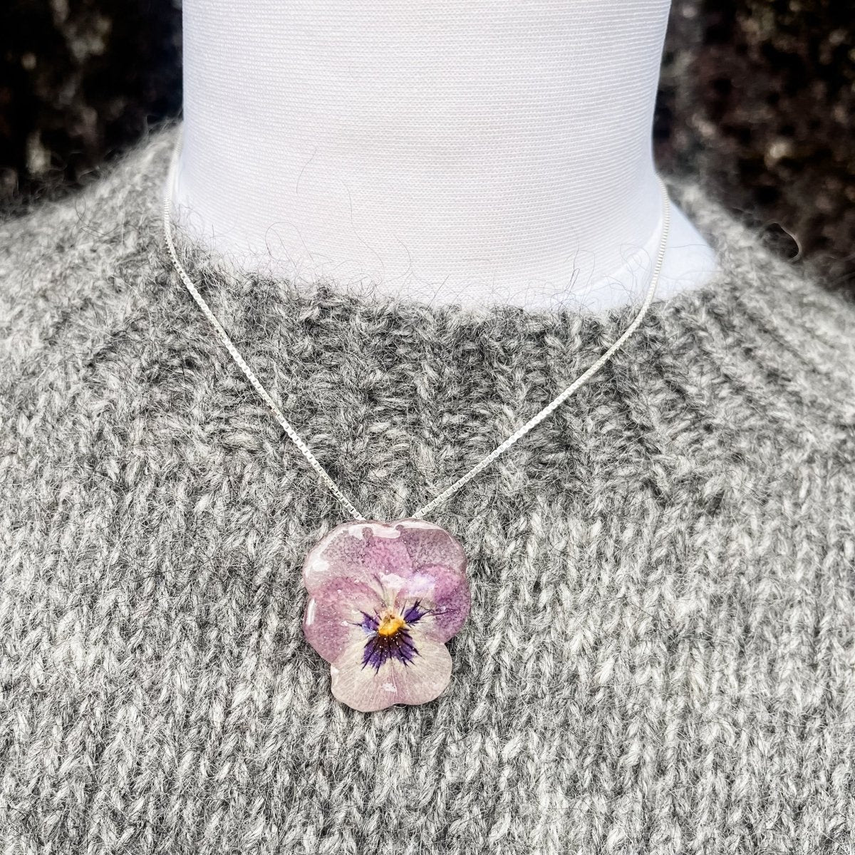 VIOLETTA blomstersmykke, ekte stemorsblomst Viola tricolor, 925 sølv ørekroker - Smykke KNASK