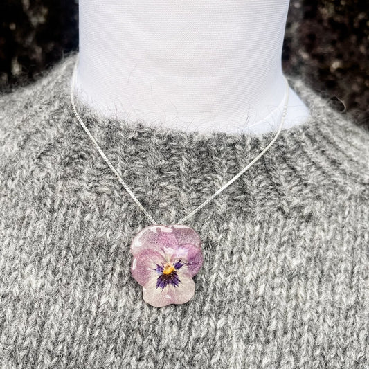 VIOLETTA blomstersmykke, ekte stemorsblomst Viola tricolor, 925 sølv ørekroker - Smykke KNASK