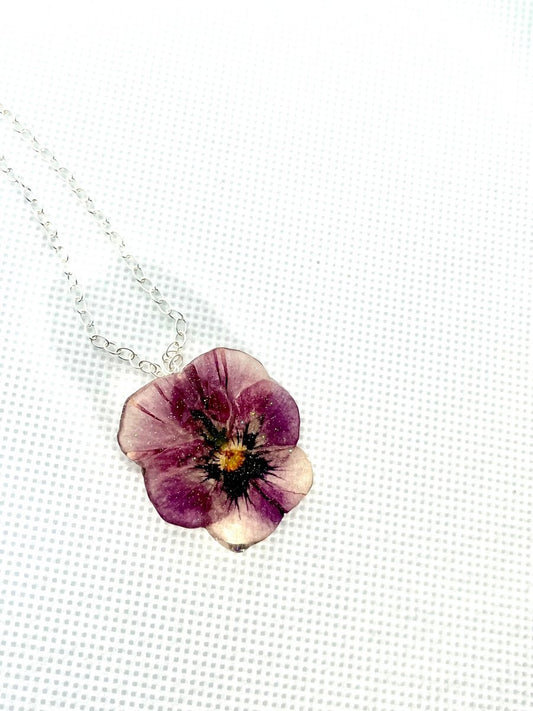 VIOLETTA blomstersmykke, ekte stemorsblomst Viola tricolor, 925 sølv ørekroker - Smykke KNASK