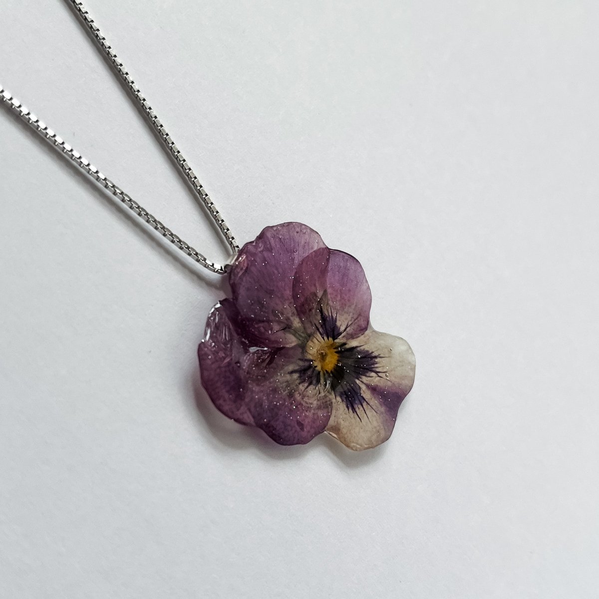 VIOLETTA blomstersmykke, ekte stemorsblomst Viola tricolor, 925 sølv ørekroker - Smykke KNASK