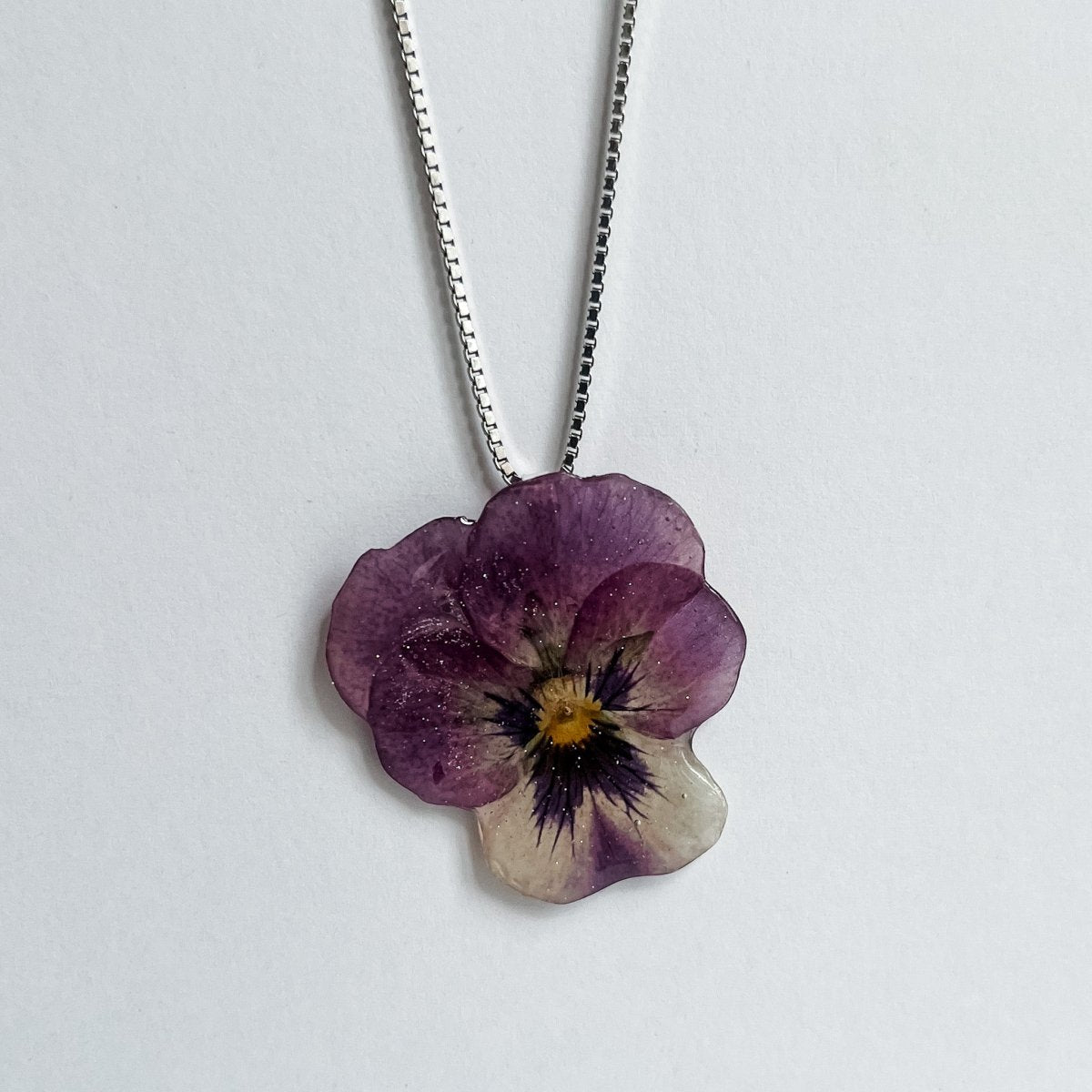 VIOLETTA blomstersmykke, ekte stemorsblomst Viola tricolor, 925 sølv ørekroker - Smykke KNASK